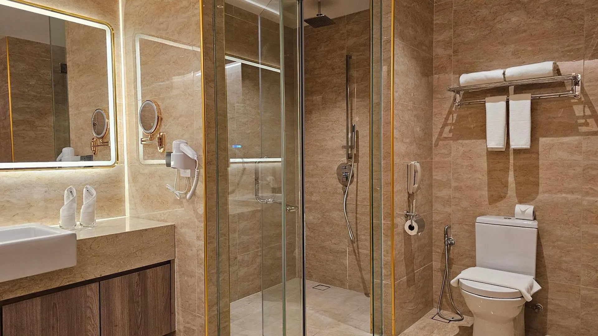 Hompton Hotel By The Beach جورج تاون